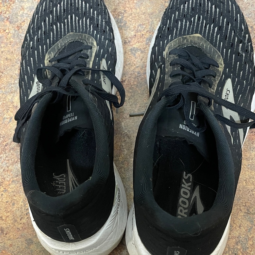 Brooks Men's Hyperion tempo used. Color and make discontinued